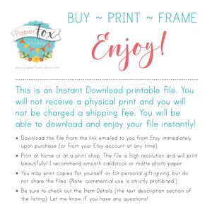 K&ouml;nnte beinhalten: Eine digital herunterladbare Druckvorlage mit dem Text "BUY ~ PRINT ~ FRAME Enjoy!" und Anweisungen zum Herunterladen und Drucken der Datei. Der Text besagt auch, dass die Datei eine hohe Aufl&ouml;sung hat und wundersch&ouml;n gedruckt wird. Der Text empfiehlt die Verwendung von glattem Karton oder mattem Fotopapier.