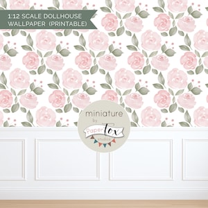 Könnte beinhalten: Druckbare 1:12-Puppenhaus-Tapete mit einem floralen Muster aus rosa und grünen Aquarellrosen auf weißem Hintergrund. Das Design enthält den Text "miniature by PaperTox studios".