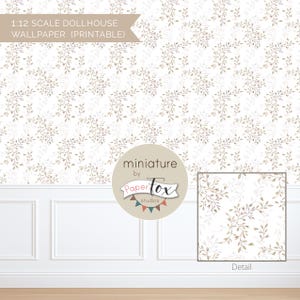 Puede incluir: Papel pintado imprimible para casa de muñecas a escala 1:12 con un patrón repetido de hojas y vides marrones claras sobre un fondo blanco. El diseño incluye una vista detallada y un logotipo que dice "miniature by PaperTox studios".