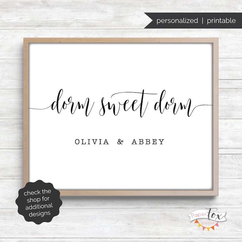 Puede incluir: Un cartel imprimible para dormitorio con el texto "dorm sweet dorm" en una fuente cursiva. Los nombres Olivia y Abbey est&aacute;n impresos debajo del texto.