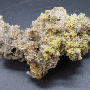 Mimetita verde sobre goethita - Mapimi, México - Muestra mineral en miniatura