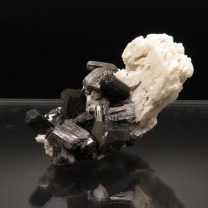 Schorl y microclina - Montañas Erongo, Namibia - Ejemplar mineral en miniatura