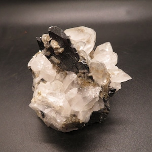 Ferberite, quarzo, mica, calcopirite, arsenopirite - Miniera di Yaoganxian Hunan, Cina - Esemplare di minerale di piccole dimensioni
