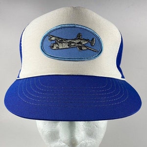 Gorra azul y blanca con parche de avión de 4 hélices, gorra de malla hecha en Taiwán