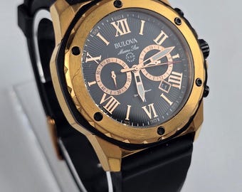 Bulova Marine Star Quarz Herrenuhr schwarzes Zifferblatt Rose Gold Lünette 44 mm Laufen