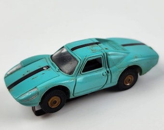 Pode incluir: Um carro de brinquedo azul turquesa com listras de corrida pretas. O carro tem um interior detalhado e rodas pretas.