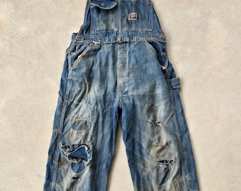 Macacão jeans N&M para fazenda, estilo anos 1940 e 50, remendado, com efeito desgastado, aproximadamente 32x30.