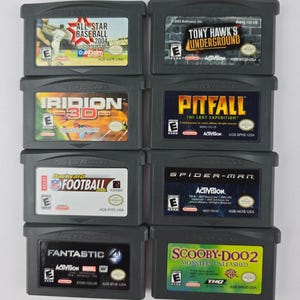 Op de afbeelding: Een verzameling van acht Game Boy Advance-videogamecartridges. Titels zijn onder meer "All-Star Baseball 2004", "Tony Hawk's Underground", "Iridion 3D", "Pitfall: The Lost Expedition", "Backyard Football", "Spider-Man", "Fantastic 4" en "Scooby-Doo 2: Monsters Unleashed".