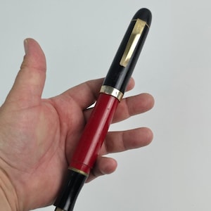 Pluma estilográfica gigante Lylly con forma de figura, bolígrafo, rojo y negro (necesita recambio)