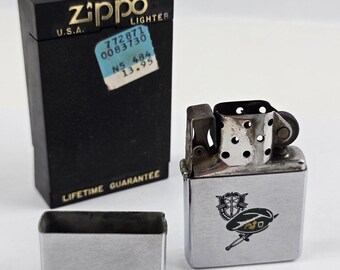 Béret vert des forces spéciales des forces spéciales de l'armée américaine Zippo de 1976 - Le couvercle doit être attaché, fonctionne