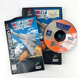 Puede incluir: Una caja de juego de PlayStation y un disco para Top Gun: Fire at Will! El juego presenta una imagen en blanco y negro de un avión de combate volando por el aire. El juego está clasificado como "KA" para niños y adultos. El juego está publicado por Spectrum HoloByte.
