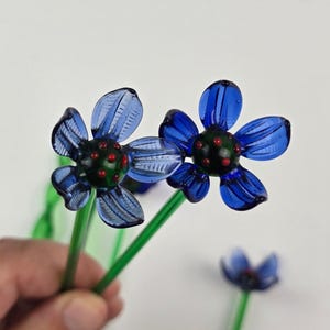 Arreglo de ramo de flores de vidrio soplado a mano vintage de color azul y rojo en jarrón transparente Suffolk. imagen 6