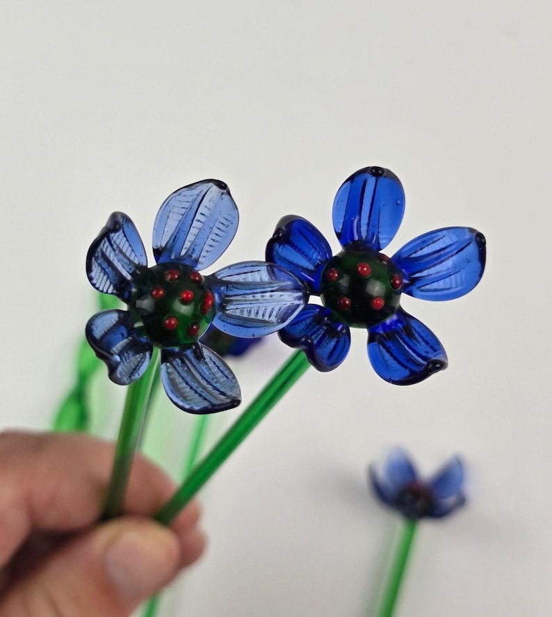 Arreglo de ramo de flores de vidrio soplado a mano vintage de color azul y rojo en jarrón transparente Suffolk. imagen 6