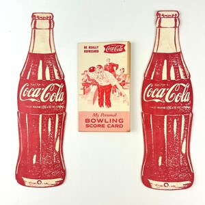 Vintage 1992 lote 2 garrafas de papel Coca-Cola cartão de boliche com três dobras na frente e atrás