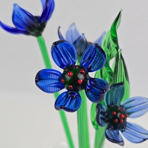Arreglo de ramo de flores de vidrio soplado a mano vintage de color azul y rojo en jarrón transparente Suffolk. imagen 2