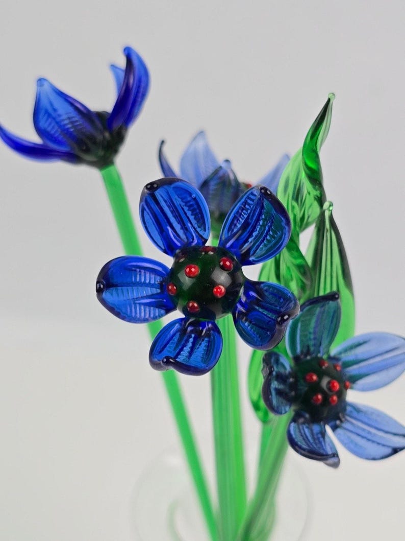 Arreglo de ramo de flores de vidrio soplado a mano vintage de color azul y rojo en jarrón transparente Suffolk. imagen 2