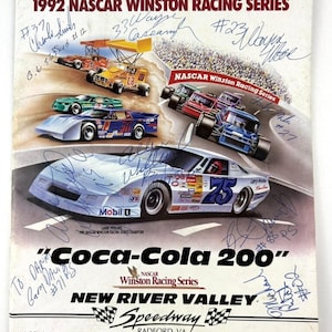 Può includere: Copertina del programma ufficiale delle NASCAR Winston Racing Series del 1992 con auto da corsa e firme. La copertina include il testo "Coca-Cola 200" e "New River Valley Speedway, Radford, VA".