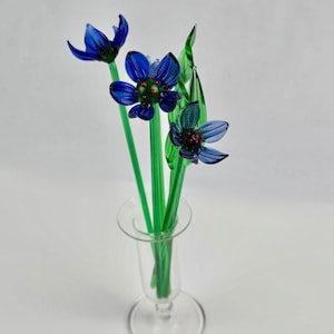 Arreglo de ramo de flores de vidrio soplado a mano vintage de color azul y rojo en jarrón transparente Suffolk. imagen 1