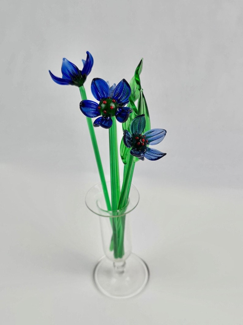 Arreglo de ramo de flores de vidrio soplado a mano vintage de color azul y rojo en jarrón transparente Suffolk. imagen 1