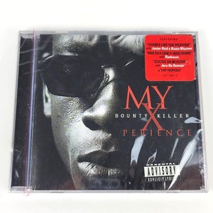 Puede incluir: Una caja de CD con el álbum "My Xperience" de Bounty Killer. La portada es un primer plano en blanco y negro de una persona con gafas de sol. Una pegatina roja enumera las canciones y la advertencia Parental Advisory es visible.