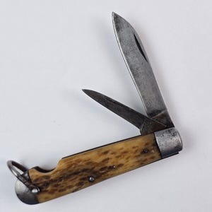 Vintage Camillus Jigged Bone Easy Open Pocket Knife 2-blade Honey handle