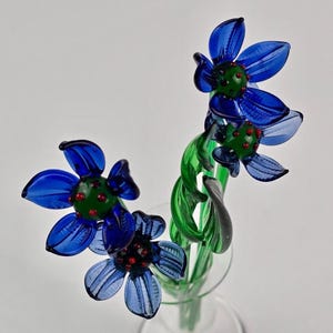 Arreglo de ramo de flores de vidrio soplado a mano vintage de color azul y rojo en jarrón transparente Suffolk. imagen 3