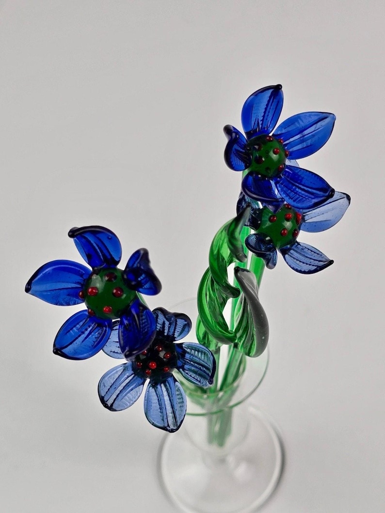 Arreglo de ramo de flores de vidrio soplado a mano vintage de color azul y rojo en jarrón transparente Suffolk. imagen 3