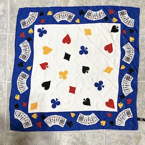 Bufanda de poliéster de 30" cuadrada azul con centro de cartas blanco con palos de cartas. Sin manchas.