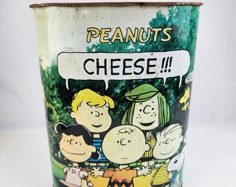 Vintage Cheinco Peanuts Charlie Brown Trash Case Tin Litho Cheese Group Foto