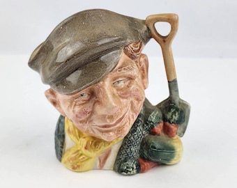 Royal Doulton Mały Dzbanek z Postacią Ogrodnika D6634 Wyprodukowano w Anglii