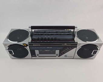 Sanyo M7735 AM / FM Radio Kassette Tape Player 6 Lautsprecher Boombox Arbeiten meistens