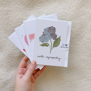 avec carte de sympathie // carte blanche // fleur d’hortensia // carte de sympathie simple // bouquet de printemps // pour la famille, l’ami ou le collègue // coutume