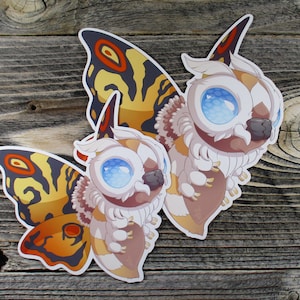 Klassischer Mothra Chibi Vinyl Monster Aufkleber ~ Kawaii Kaiju Laptop Aufkleber und Mini Monster Grußkarte