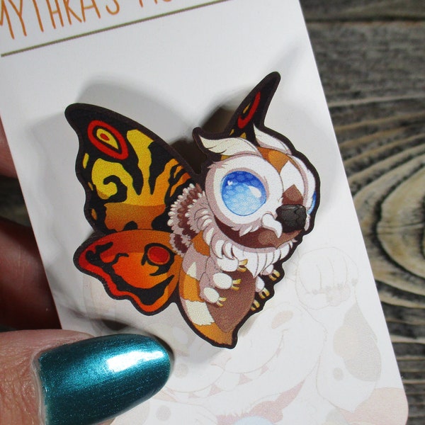 Pin clásico de solapa de madera sostenible Mothra Chibi ~ Insignia de monstruo Kaiju