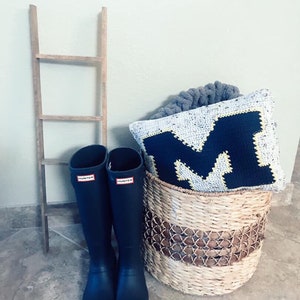 Michigan Wolverines Pillow Crochet Pattern ***** Go Blue ***