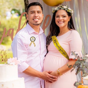 Mommy to Bee - Baby Shower Sash para mamá para usar Hive & Bee Yellow Black Baby Sprinkle con pin para cierre ajustable
