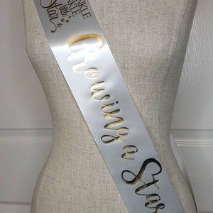 Twinkle Twinkle Little Star Baby Shower Sash Mom to Be Sash to wear at Gender Reveal or Baby Sprinkle with Rhinestone Pin image 5