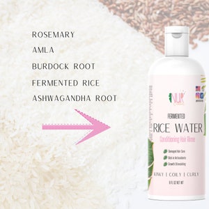 Op de afbeelding: Een witte fles met een roze etiket waarop "FERMENTED RICE WATER Conditioning Hair Rinse" staat. De fles is ge&euml;tiketteerd met de ingredi&euml;nten: Rozemarijn, Amla, Klitwortel, gefermenteerde rijst, Ashwagandha-wortel. De fles is 8 fl oz.