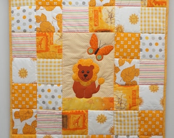 Löwe und Schmetterling Patchwork Quilt für Baby, Gelbtöne Babybettdecke, handgemachte Neugeborenen Decke, Baby Shower Geschenk, Baby Kinderzimmer Bettwäsche