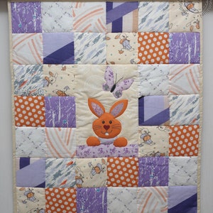 Edredón para cuna de bebé, manta de patchwork en tonos morados, naranjas y beige, edredón de conejo hecho a mano, regalo para baby shower del año del conejo, edredón unisex.