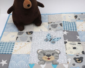 Literie ours en peluche, courtepointe patchwork pour bébé, couverture pour bébé bleu/gris/beige, courtepointe de berceau faite à la main, cadeau de baby shower, décor de pépinière boisée