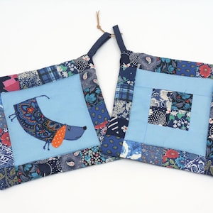 Handgemachte blaue Patchwork Topflappen mit Hund Applikation - Gesteppte Baumwoll-Topflappen, Set of 2