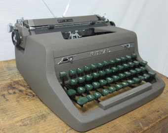Beautiful 1952 Royal Quiet De Luxe Working Typewriter & Case!
