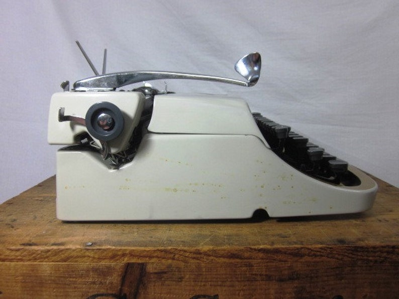 Underwood De Luxe Working Typewriter wUnique Slab Serif Font Incluces Case /& Key Free Shipping to Lower 48!