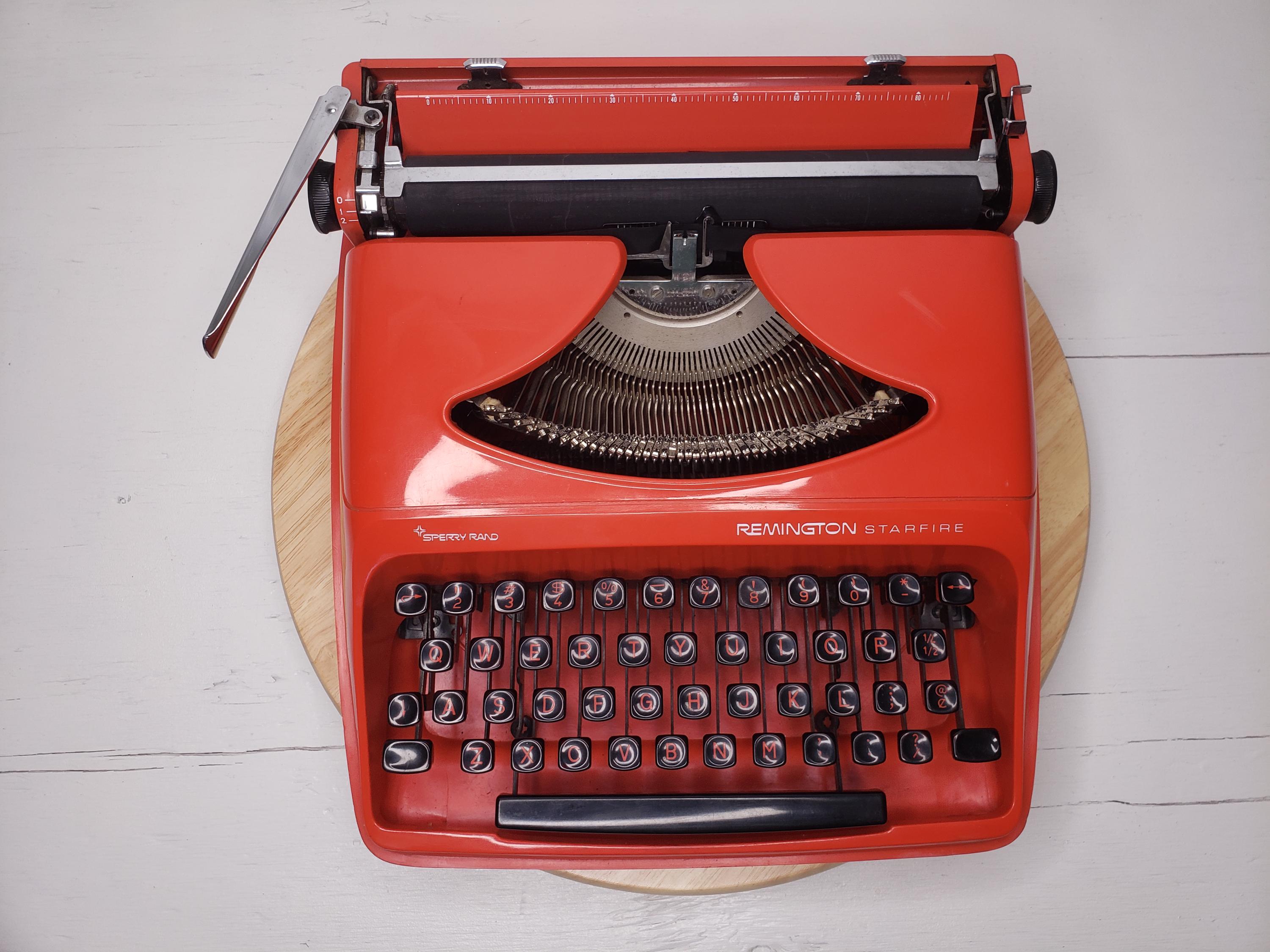 タイプライター　赤　Remington    STARFIRE Amazing Red Remington Starfire Working Typewriter & Case