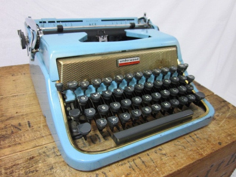 Cool 1950s Blue /& Gold Underwood Ace Working Typewriter and Case Free Shipping to Lower 48!
