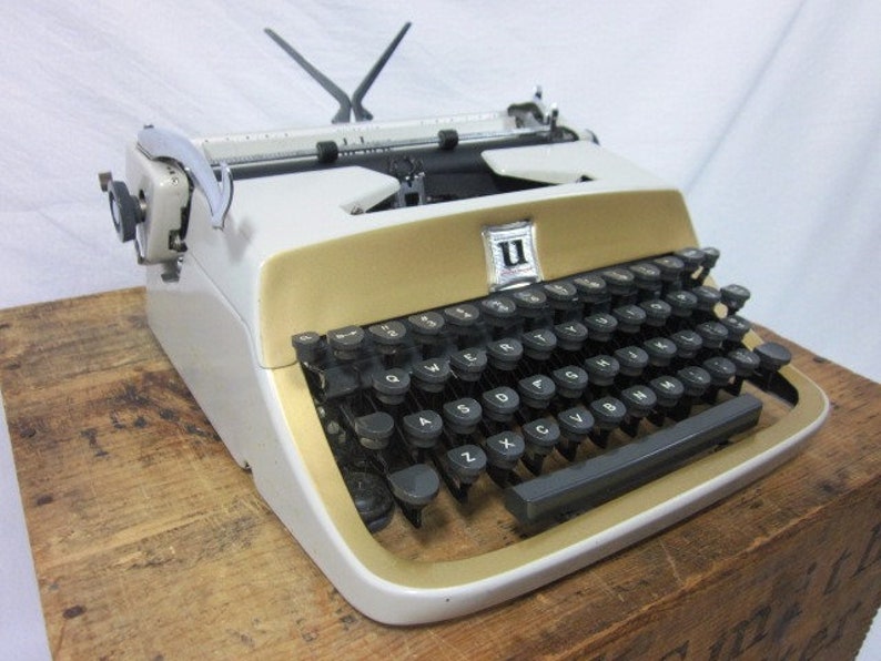 Underwood De Luxe Working Typewriter wUnique Slab Serif Font Incluces Case /& Key Free Shipping to Lower 48!