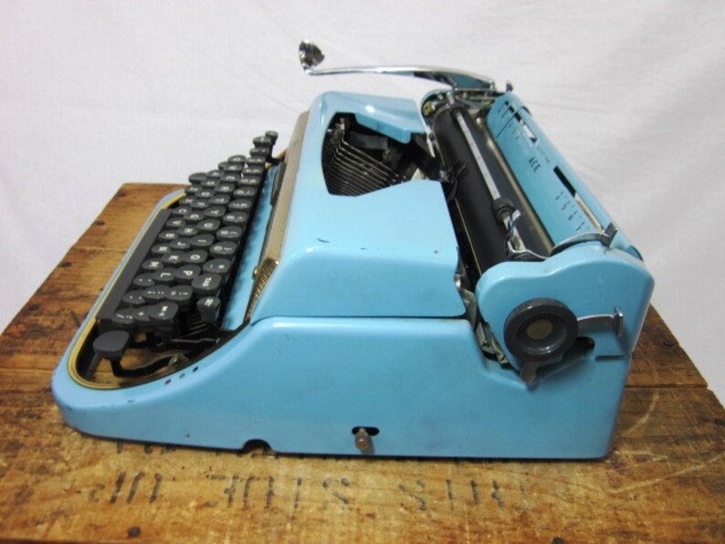 Cool 1950s Blue /& Gold Underwood Ace Working Typewriter and Case Free Shipping to Lower 48!