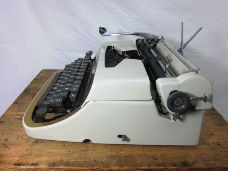 Underwood De Luxe Working Typewriter wUnique Slab Serif Font Incluces Case /& Key Free Shipping to Lower 48!