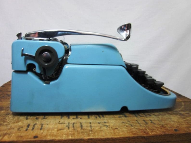 Cool 1950s Blue /& Gold Underwood Ace Working Typewriter and Case Free Shipping to Lower 48!